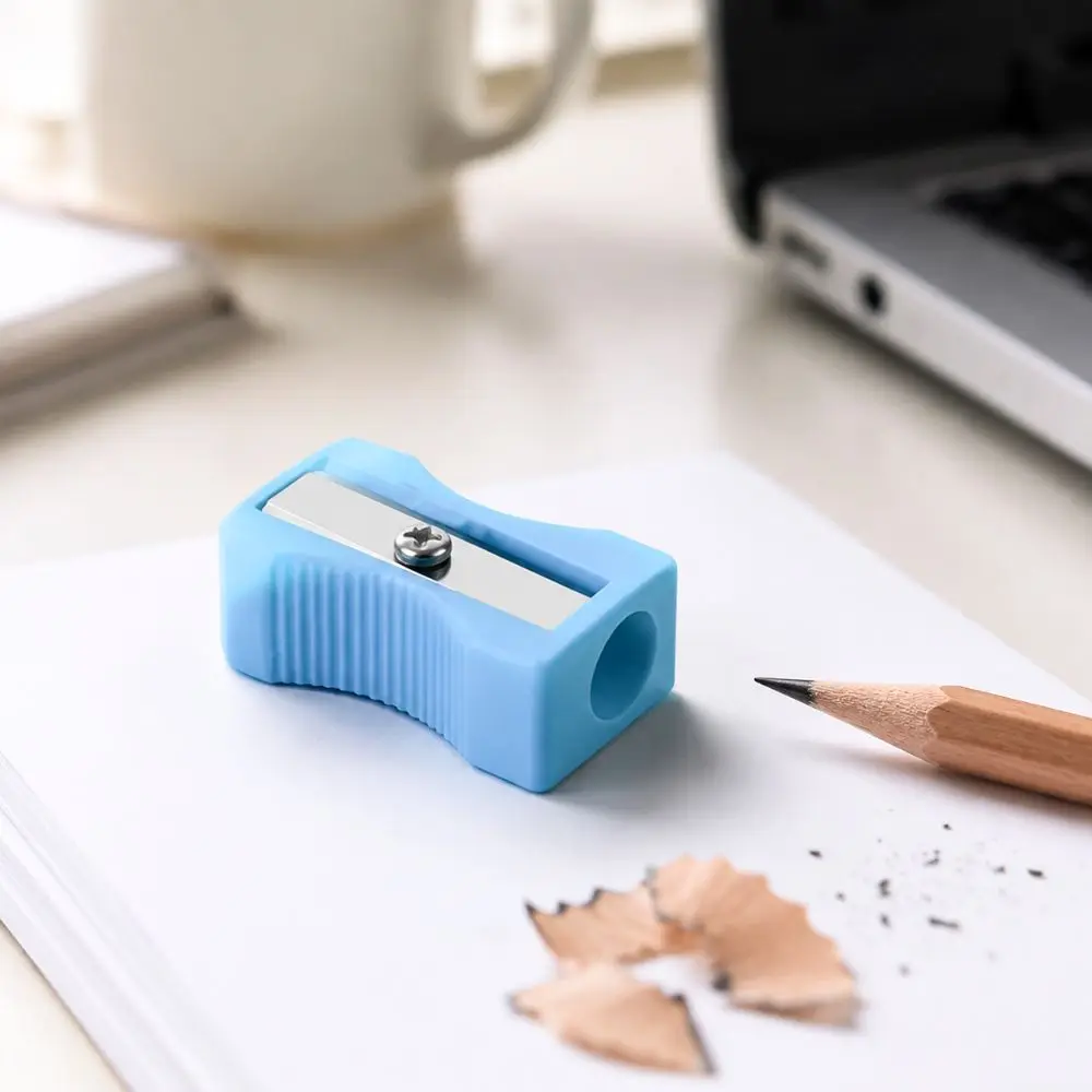 28pcs 무작위 작은 플라스틱 수동 연필깎이 귀여운 여러 가지 빛깔의 절단 도구 어린이 교실 파티 호의품 YMY