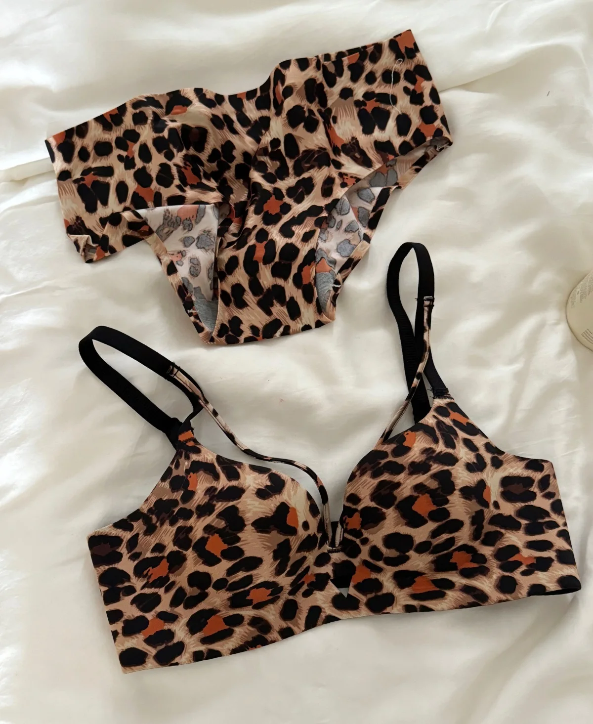 طباعة الفهد على الملابس الداخلية الرقيقة تحت الملا...