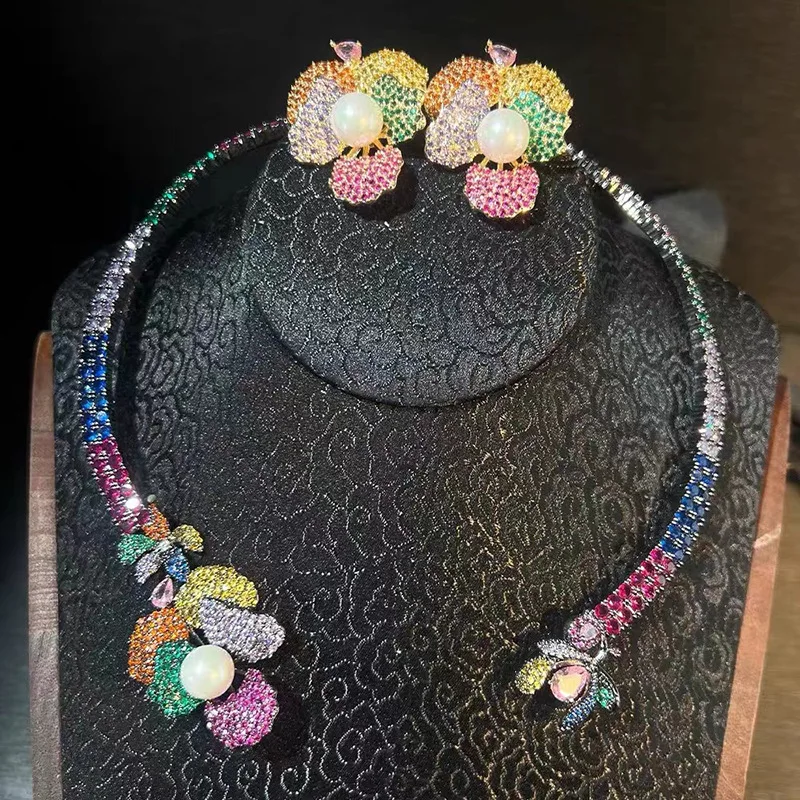 طقم مجوهرات فاخر بتصميم زهرة وردية مرصعة