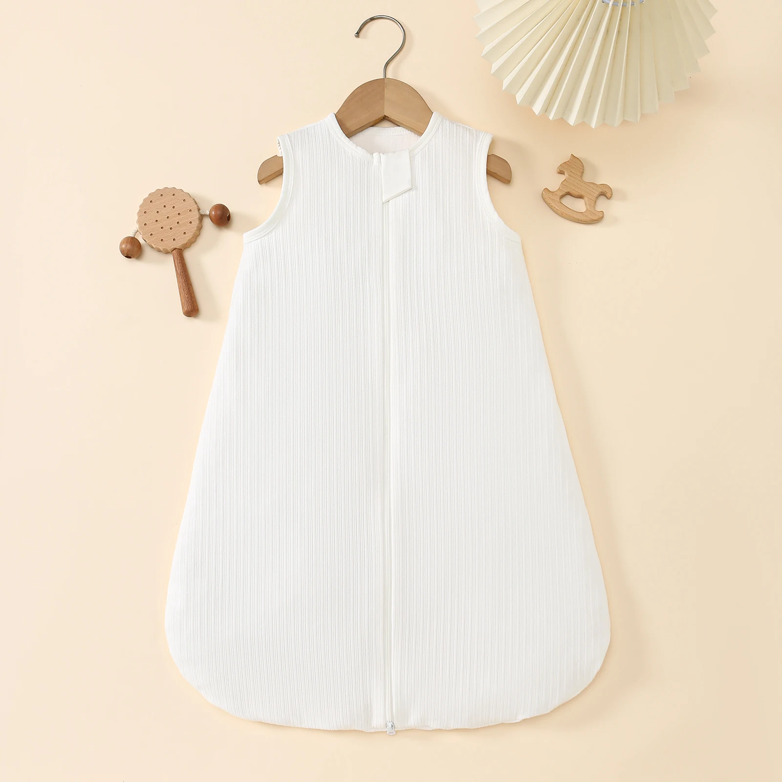 新生児用寝袋 - 無地、柔らかく快適。 薄手のスタイル、夏向けモデルで、ツーウェイジッパーとノースリーブのデザイン。