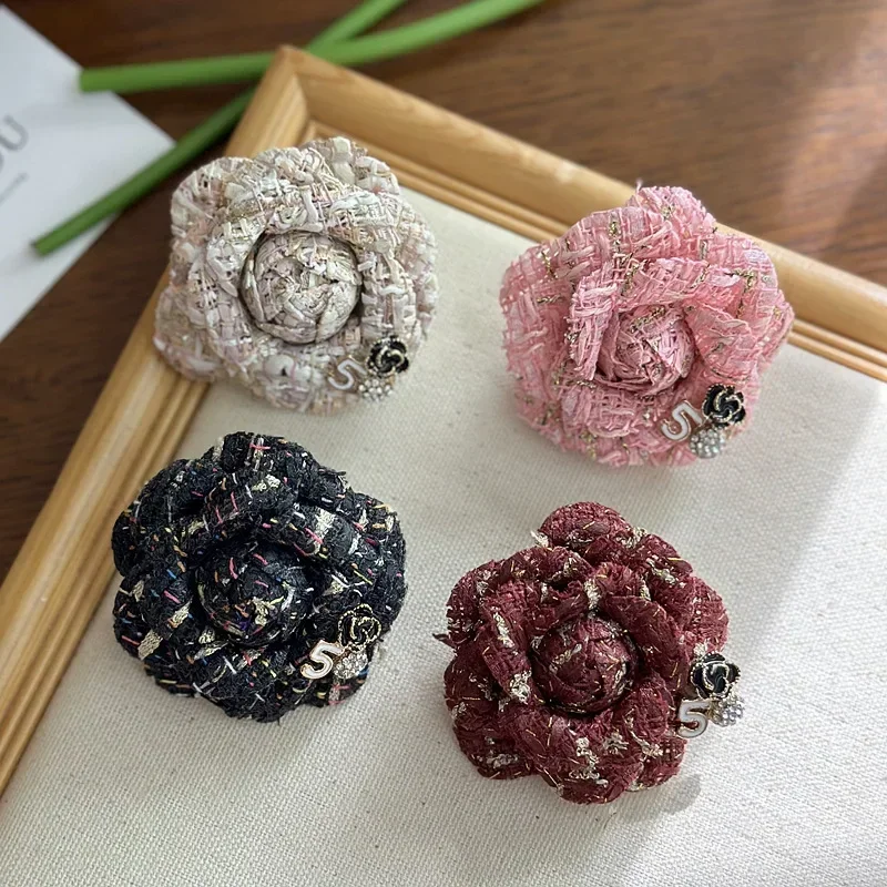 Koreanische Stoff Kamelie Broschen für Frauen Mode handgemachte Blume Anstecknadeln elegante Kleidung Schmuck Accessoires Corsage