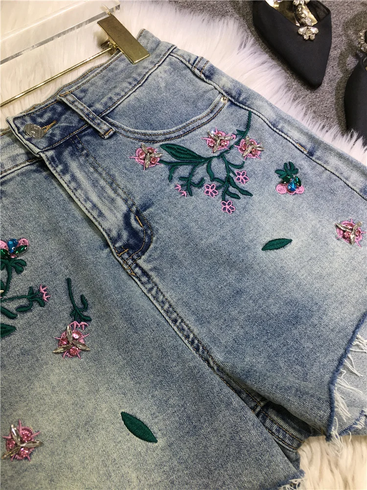 2024 Women's Summer Denim Shorts Beaded Jeans Feminine Embroidered Flower Stretch Denim Shorts Versatile Pocket Zipper Hot Pants