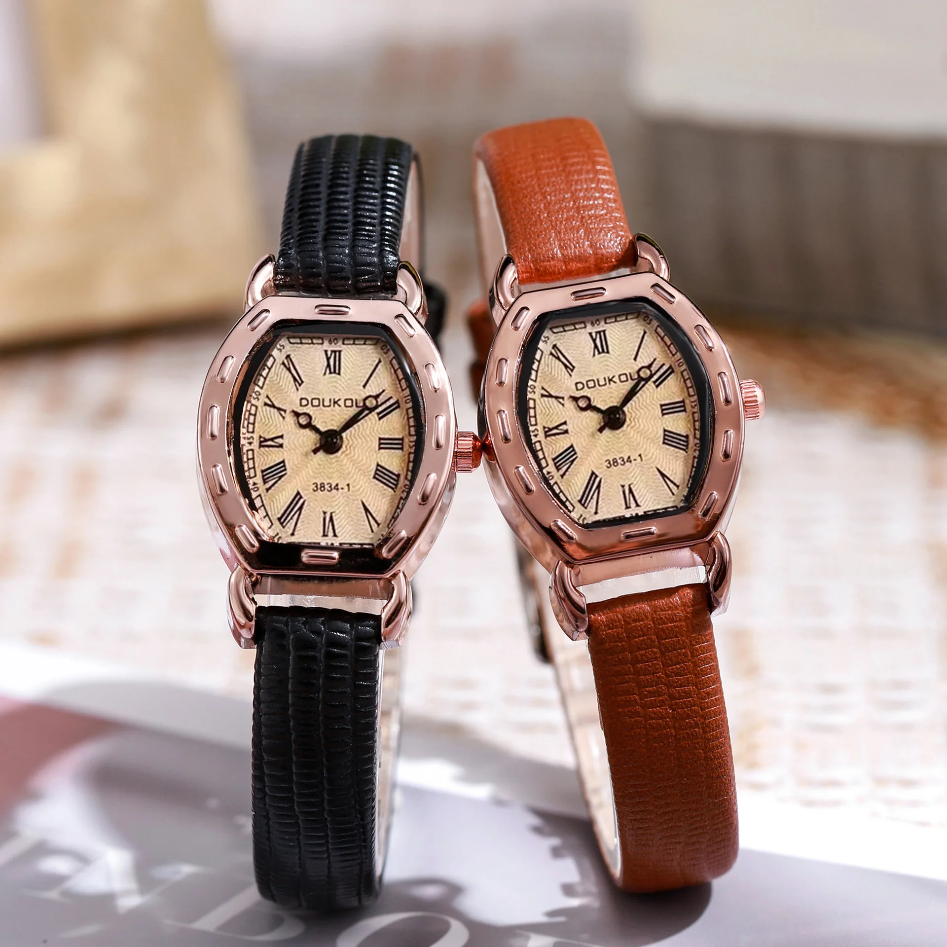 Women's Watch Fashion Retro Leather Strap Women's Quartz Watch Small Square Dial Women's Clock