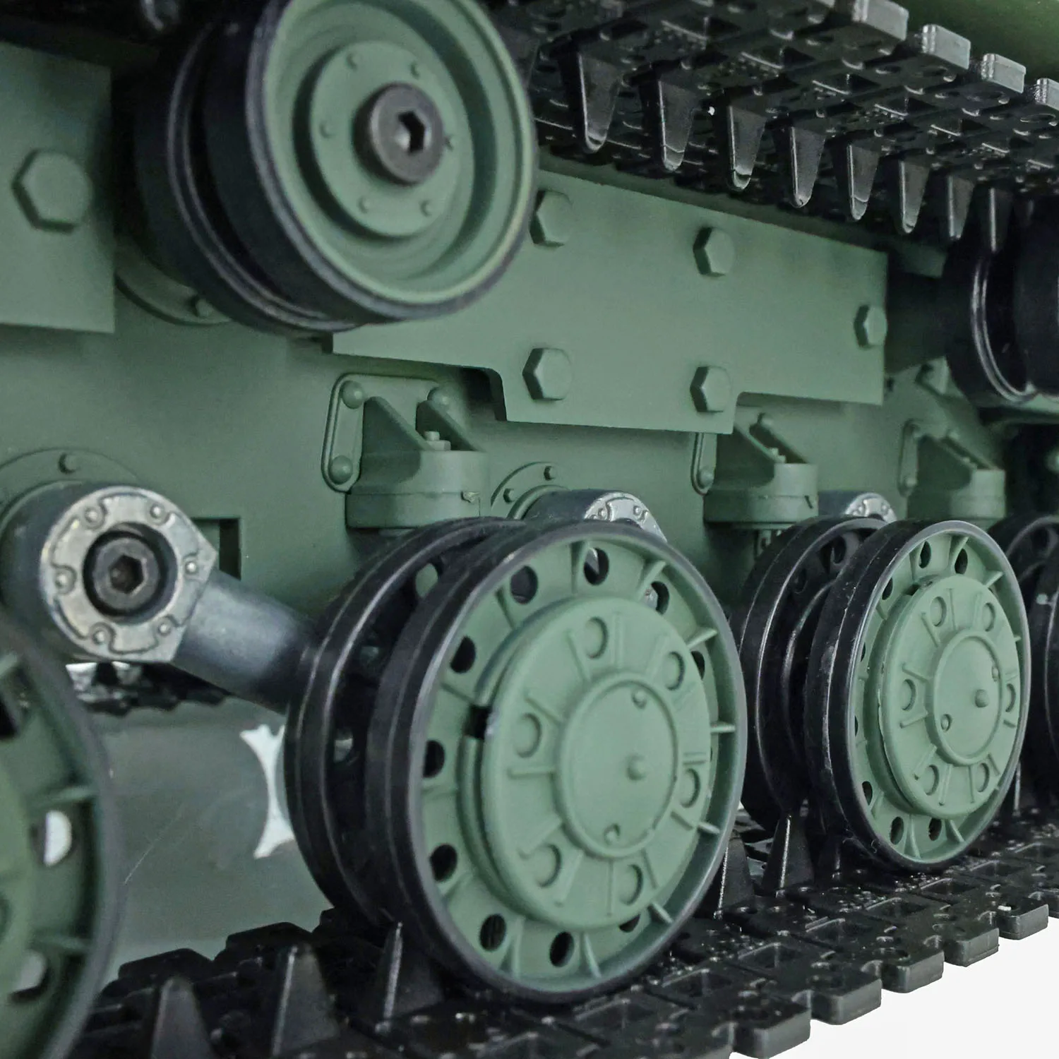 Char HengLong RC 1/16 tank télécommandé avec BB, vue de côté montrant le canon et les marquages.