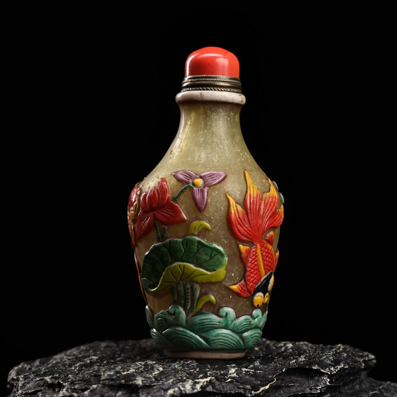 

Exquisite antique high-relief engraved glass snuff bottle ornament