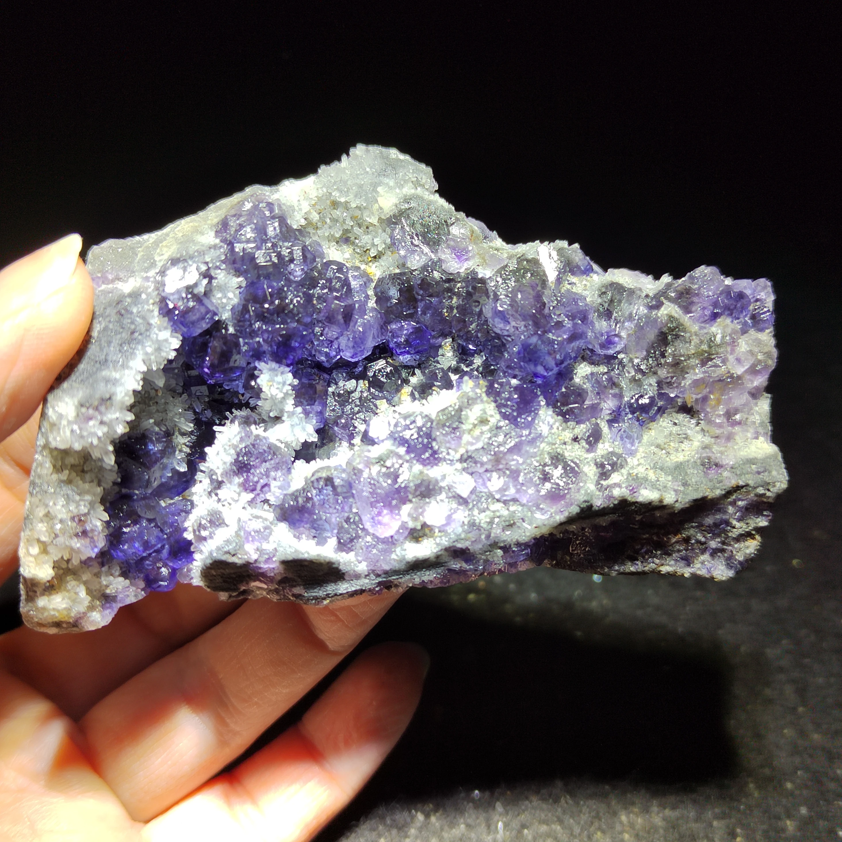 

155.8gNatural rare purplish blue fluorite and quartz mineral specimens heal halo vein original stone for home decoration