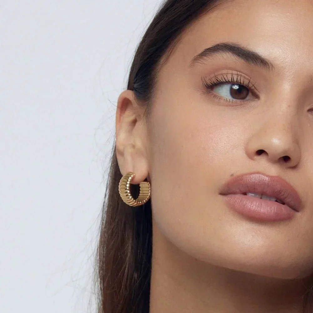 Stainless Steel Striped C Shape Huggie Hoop Earrings Women Sleek Metal Gold Color Twist Hoops Statement Ear Buckle Retro Jewelry