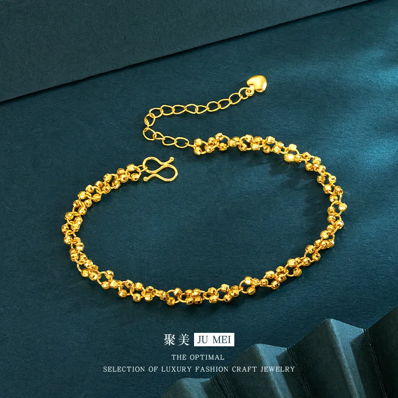 أضيفي رونقاً متماثلاً لعنقكِ ويدكِ معاً في آن واحد