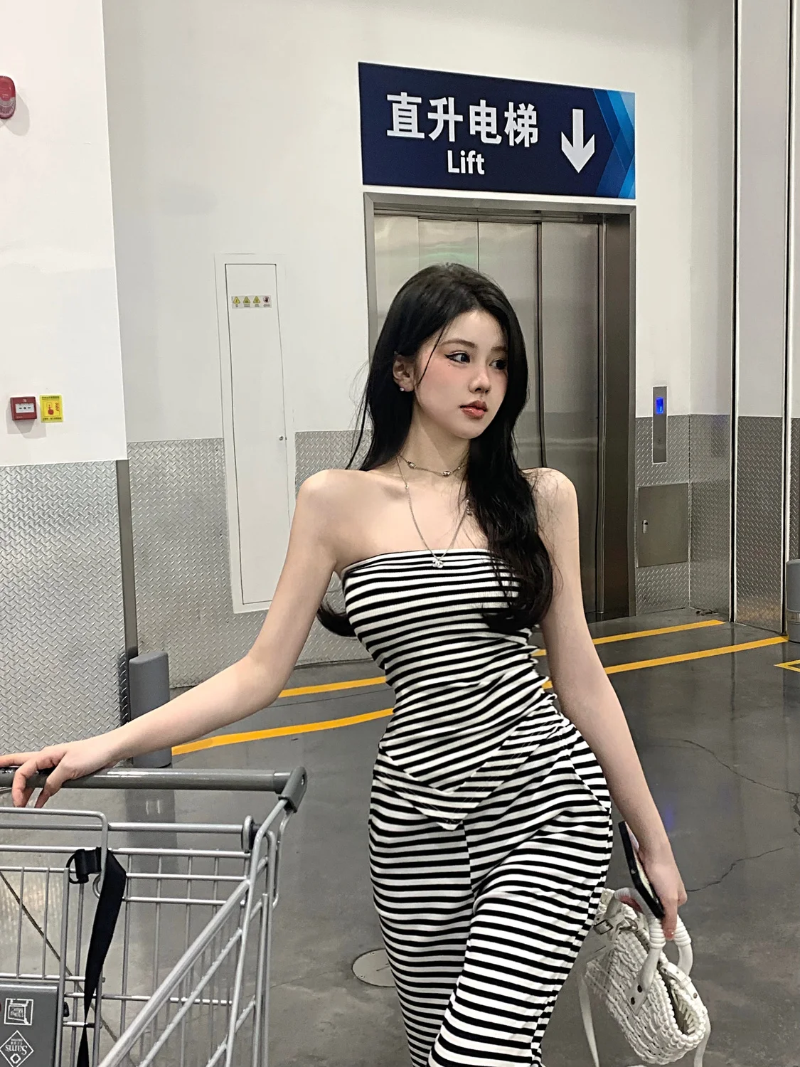 Рисунок 3 - Женские широкие брюки в полоску