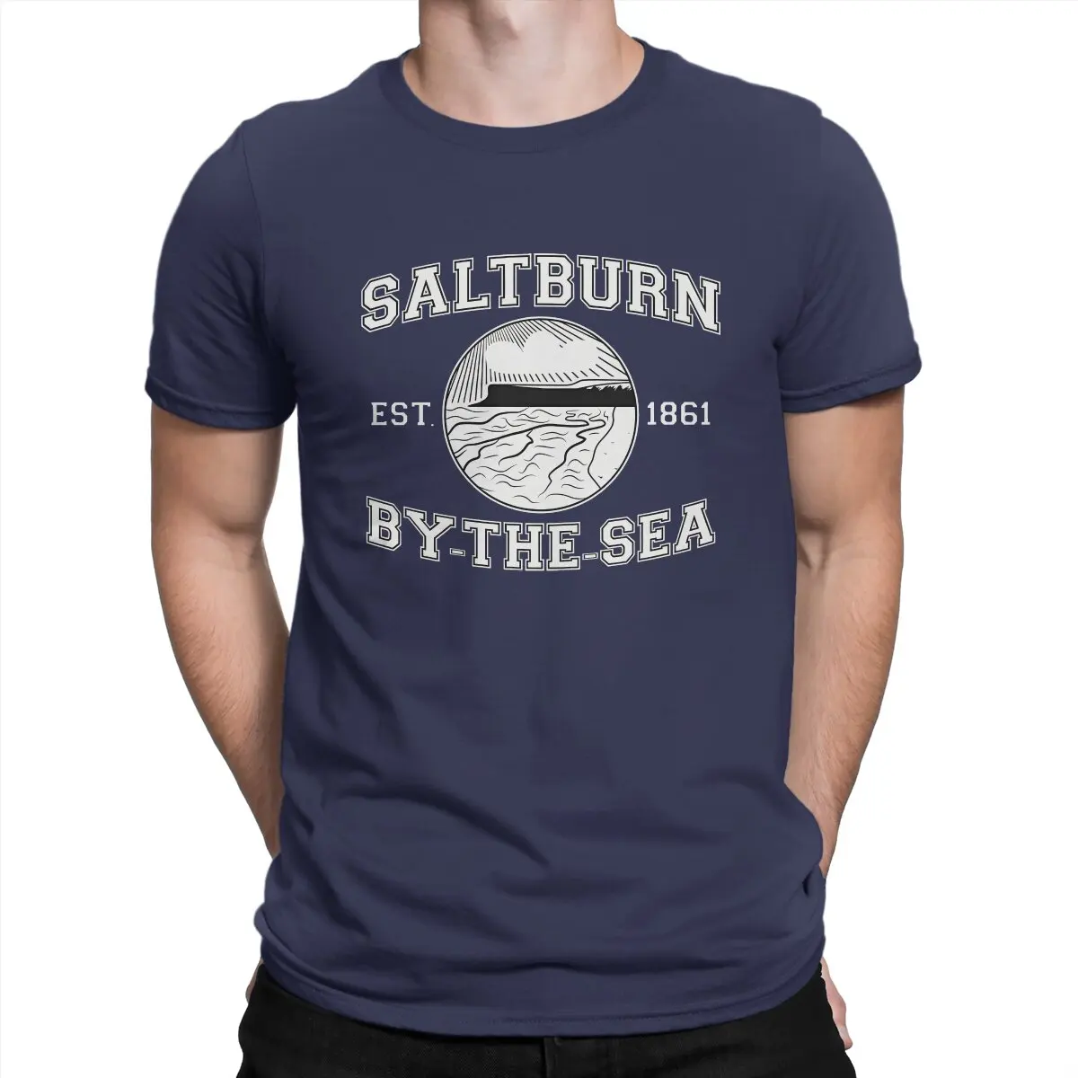 thumbnail image 1 of Camiseta creativa Saltburn NDVH By The Sea Est. 1861 (estampado blanco), cuello redondo, hip hop, regalos de cumpleaños, ropa urbana., 1 of 7