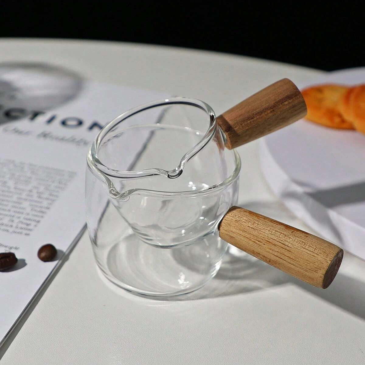 1pc-Wooden handle glass measuring cup, kitchen tool with a single spout for coffee and baking