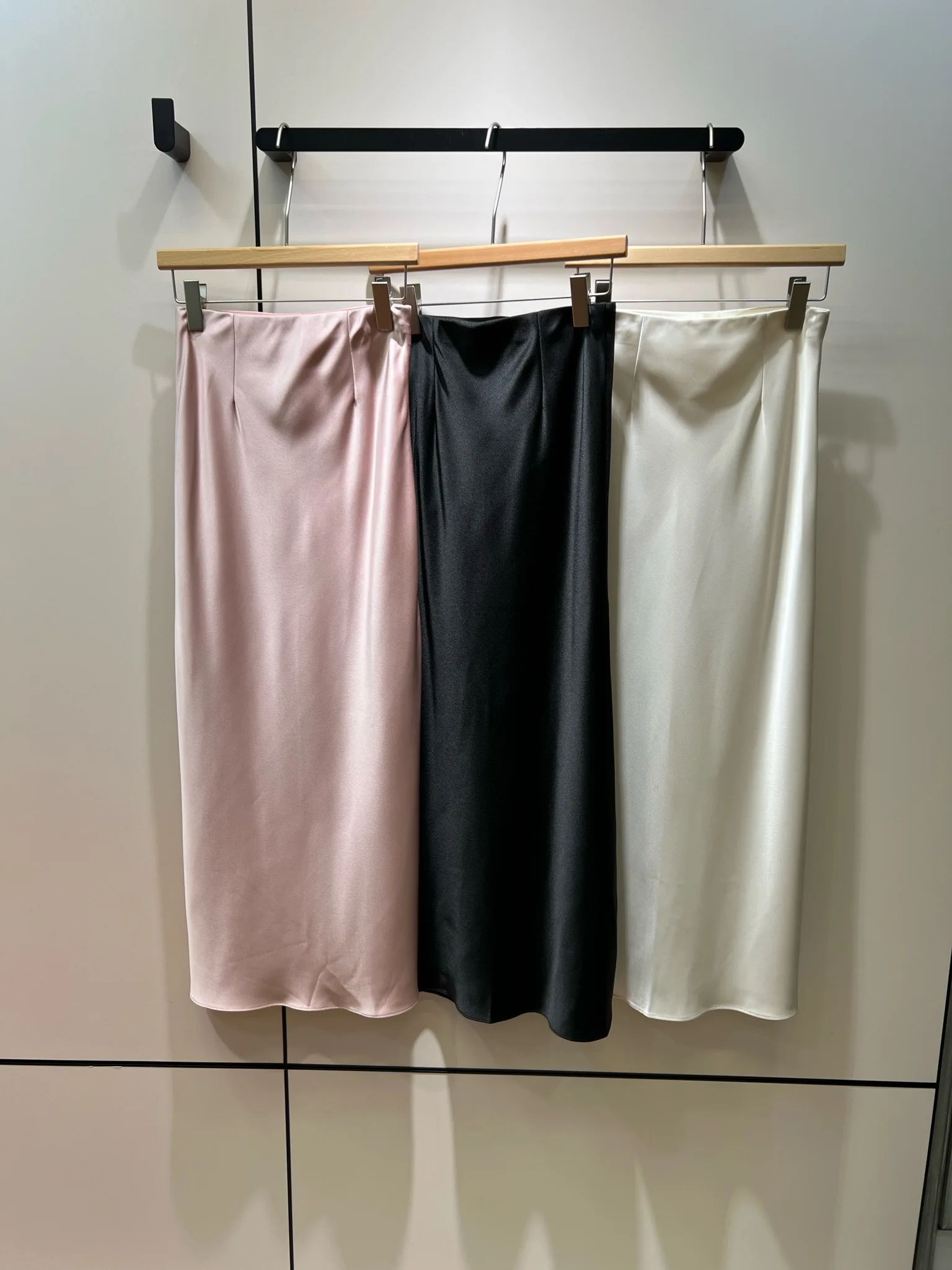 

2023 New elastic-waisted pure color acetate long skirt with side slit elegant intellectual celebrity temperament