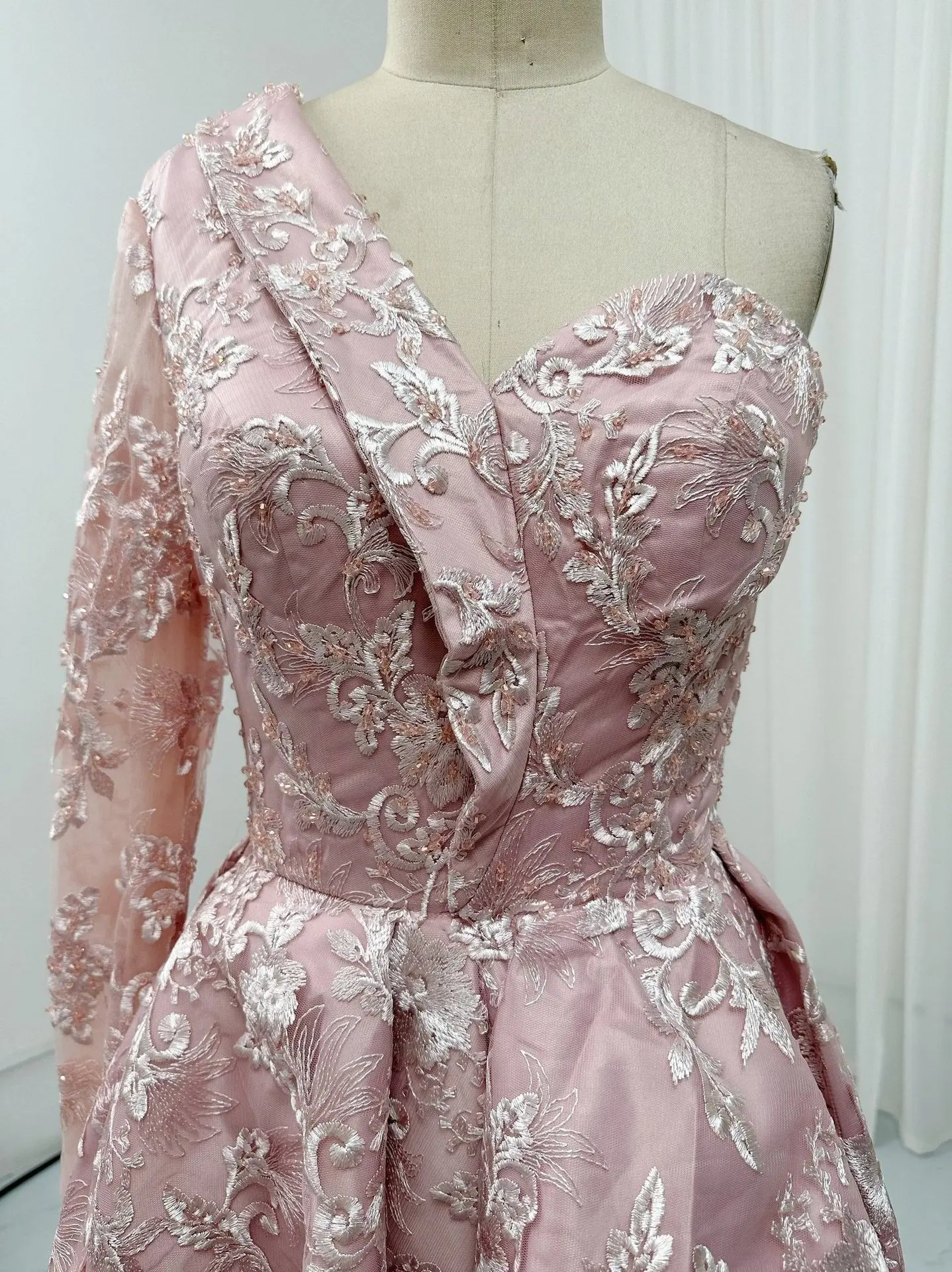 

Роскошное вечернее платье с длинным рукавом и открытыми плечами