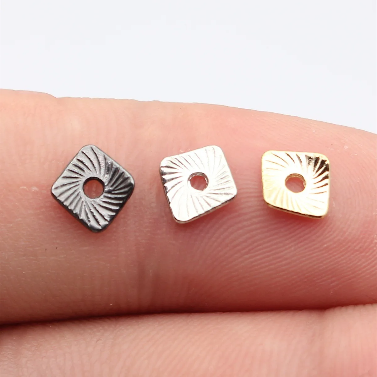 WYSIWYG 100 Stück 7,7x7mm 3 Farben 16K Goldfarbe Rhodiumfarbe Gunmetalfarbe Gedrehte Quadratische Abstandsperlen für DIY Schmuckherstellung