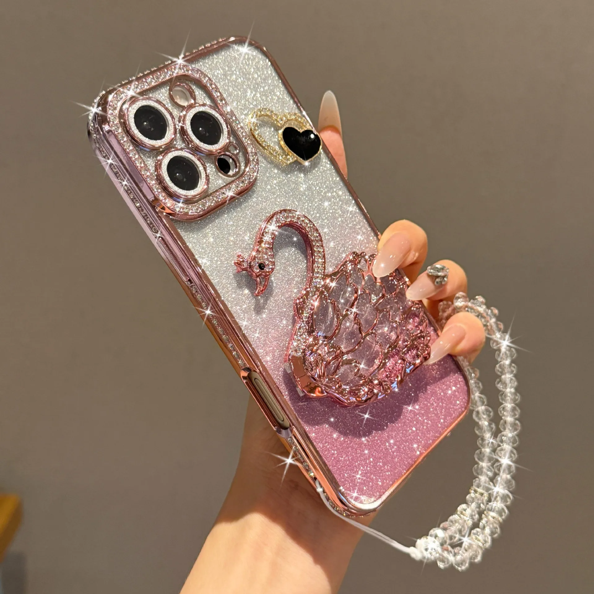 The heart-shaped glitter swan Sand stand is suitable for iPhone17 11promax phone cases with a pendant