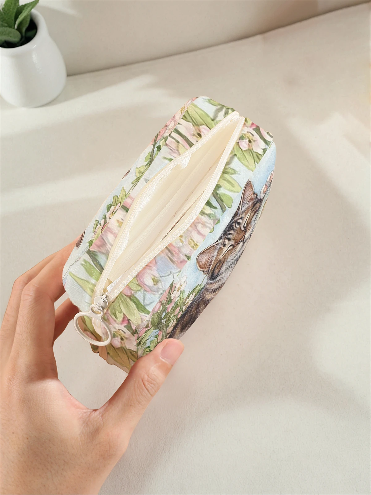 1 portable sanitary napkin storage bag, made of kitten pattern and diamond mesh material, lightweight women's tissue bag