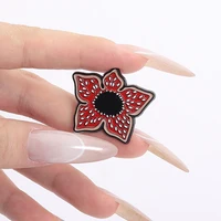 Broche en émail série TV américaine horreur science-fiction, fleurs de cannibale rouge, lumières de noël, broches de tasse, Badge à revers, bijoux cadeaux 6