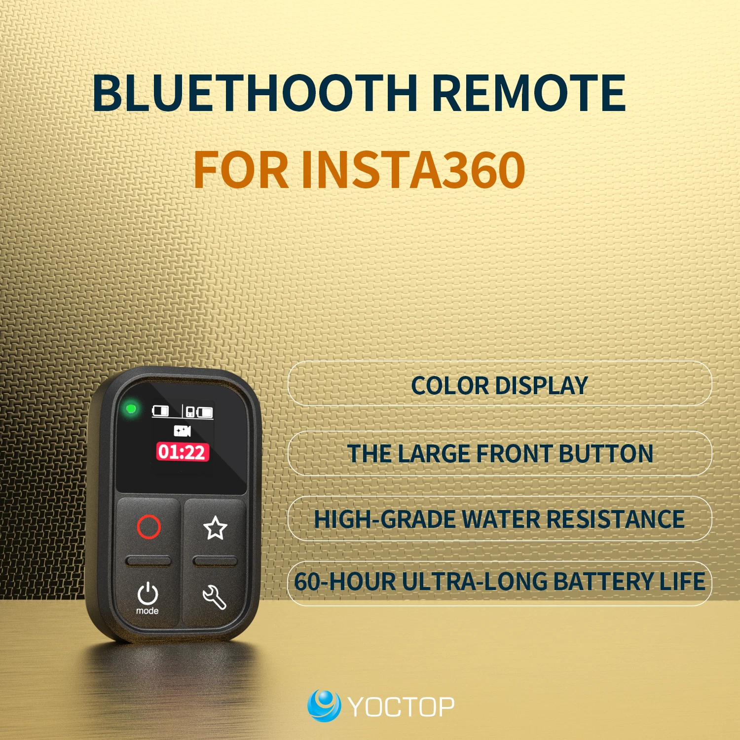 Utilisateur tenant la télécommande Bluetooth étanche Insta360 en montagne, parfait pour le contrôle à distance sport extrême.