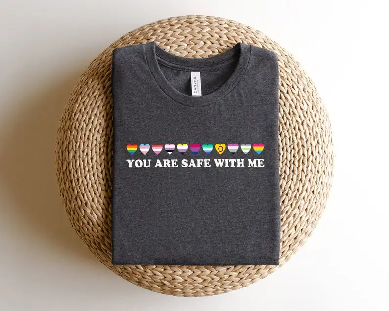 

Рубашка с надписью «You Are Safe With Me», топ с надписью «You Are Safe With Me» и радужным сердцем, гордостью и флагом, футболки с коротким рукавом, 100% хлопок, уличная одежда в стиле Харадзюку