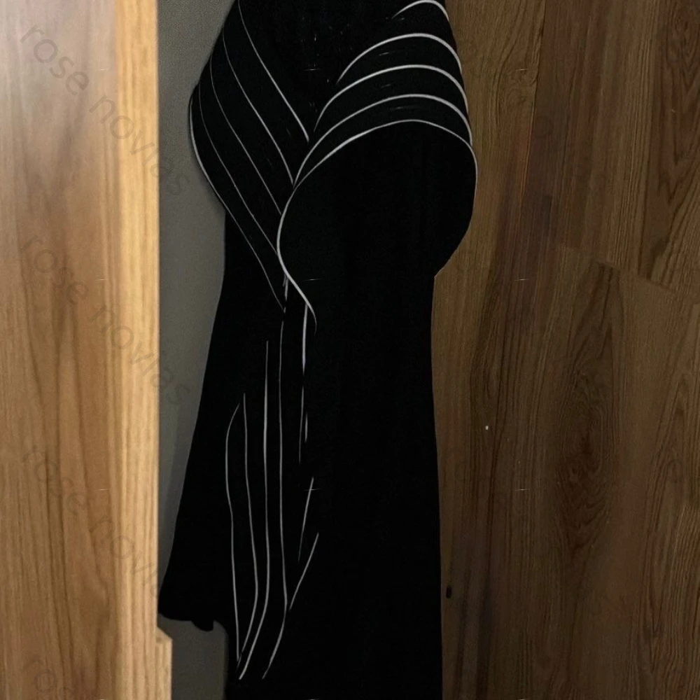 فستان سهرة رسمي أسود وأبيض بتصميم مكشوف الأكتاف، بنمط مخطط، وصدرية كورسيه، وقصة حورية البحر للمناسبات