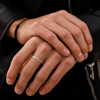 Anelli intrecciati semplici da uomo, fede nuziale minimalista in metallo regolabile Anelli Mobius, anello unisex lucido classico sottile