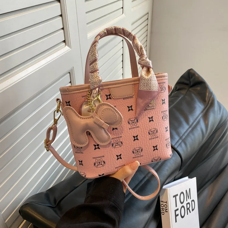 

Высококачественные нишевые сумочки для женщин, новинка 2024, модная повседневная сумка-мешок, подходящая ко всему сумка-мессенджер через плечо