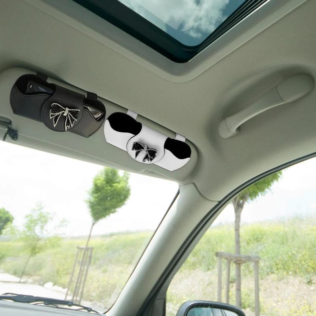 Car holder with automatic closure