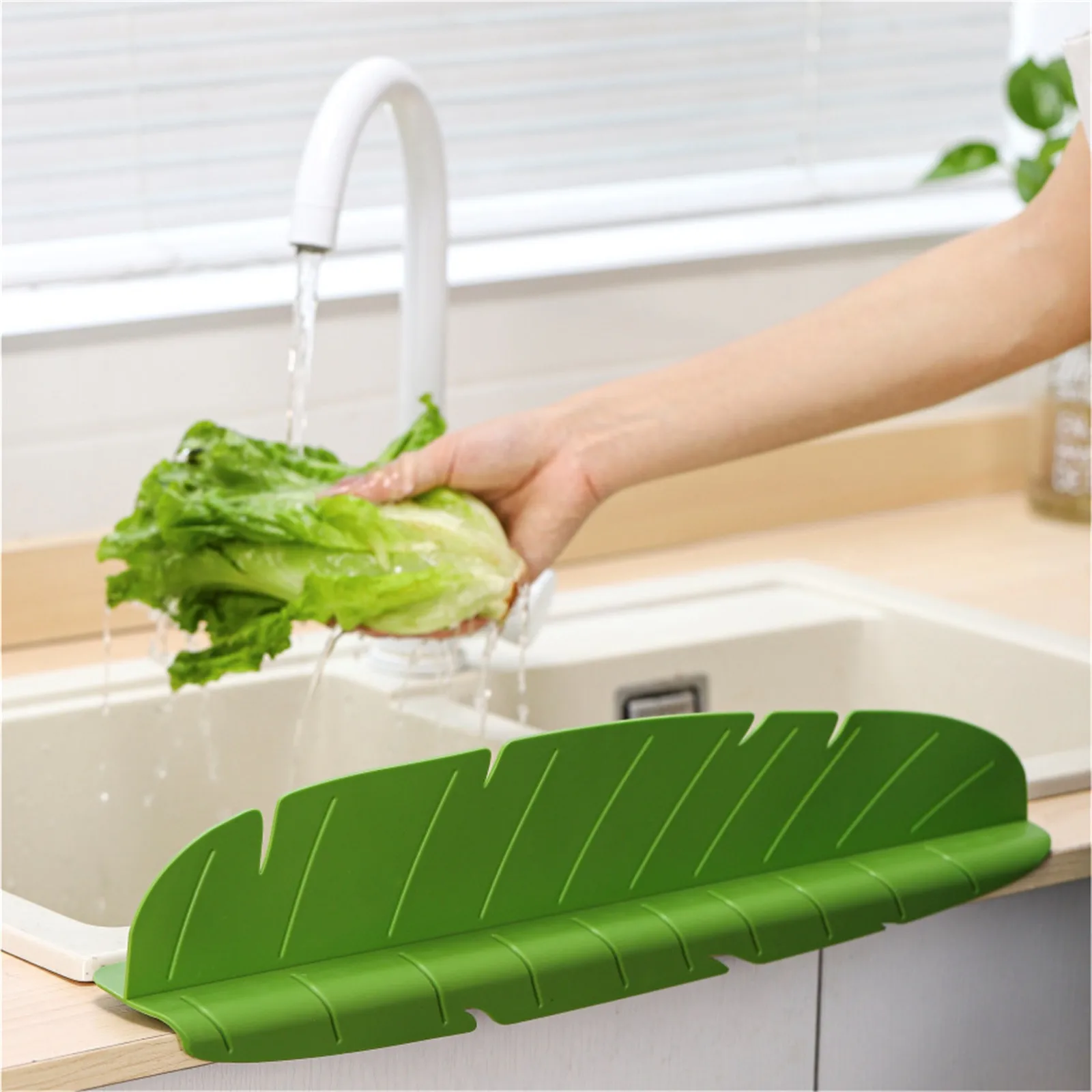 

Soft Silicone Splash Guard Sucker Kitchen Sink Water Splash Guards Waterproof Screen Oil-Proof Splashproof Baffle Kitchen Gadget