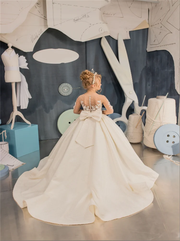 

Ball Gowns Floor Length Flower Girl Dresses for Wedding Party Tulle Hidden Neckline Lace Pearls First Communion Applique Print