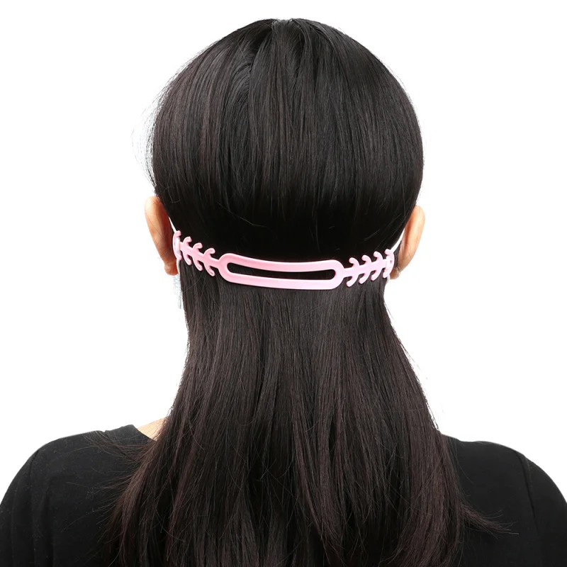 Personne portant un masque covid avec le crochet en silicone pour éviter les douleurs aux oreilles