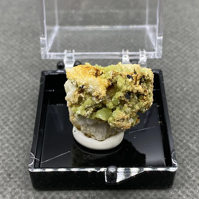 100% natural pyromorphite original stone mineral specimen cured crystal gem collection. +Box size：35*35*35mm