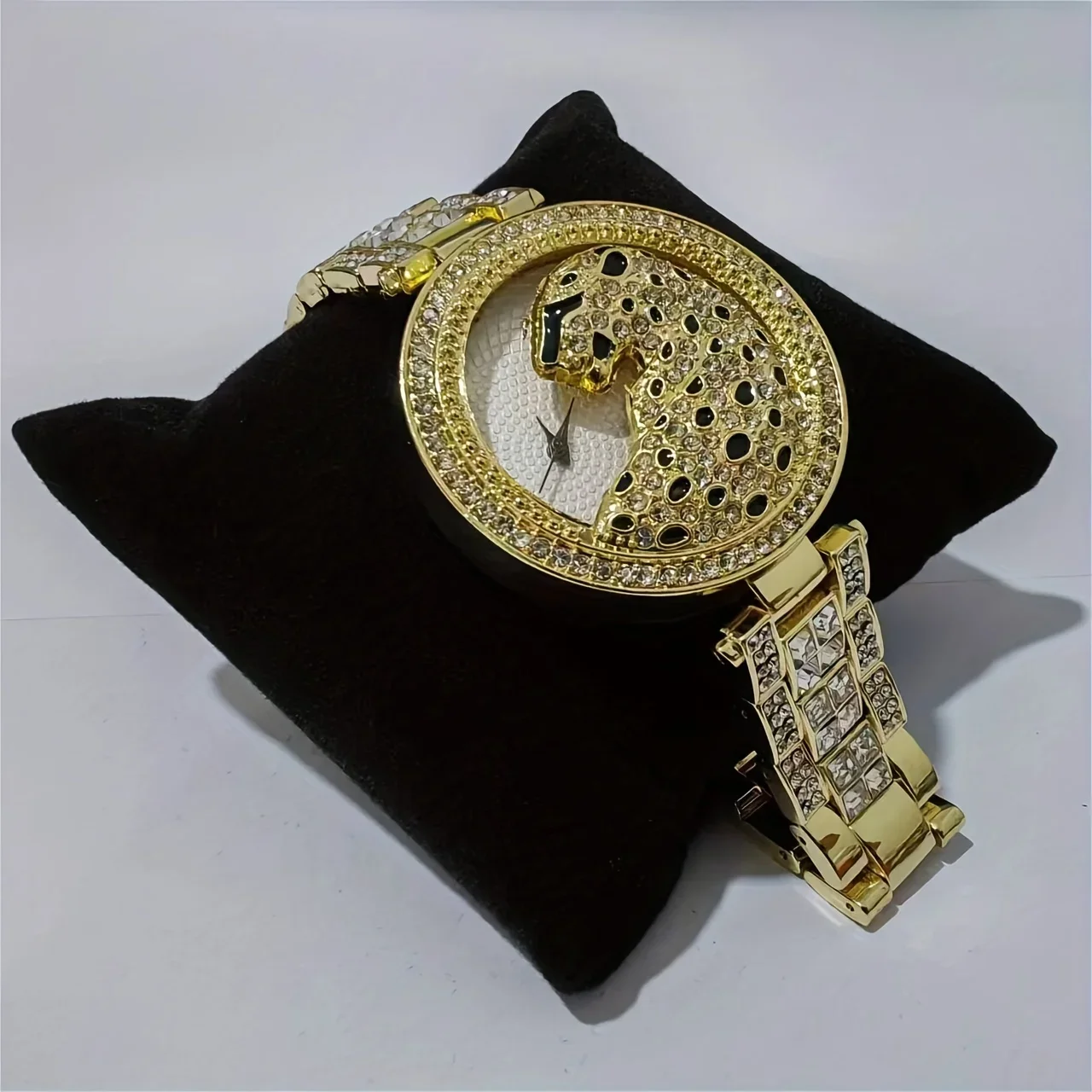 ساعة نسائية كوارتز بتصميم فهد و احجار الراين