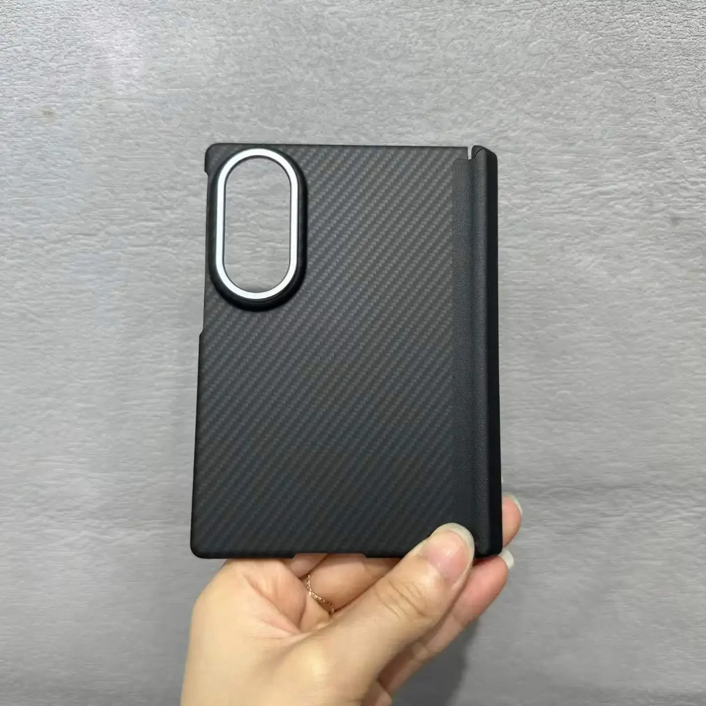 Wide Case with Carbon Fiber Texture and Magnetic Magsafe Compatibility