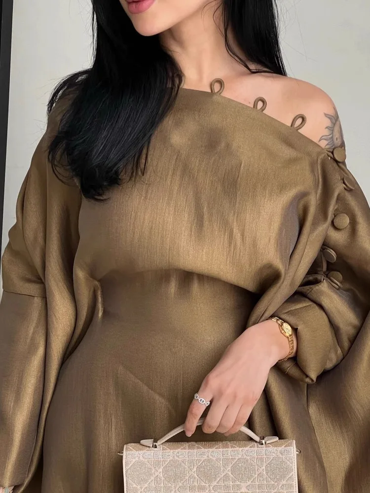 فستان ذهبي بتصميم كاب أنيق