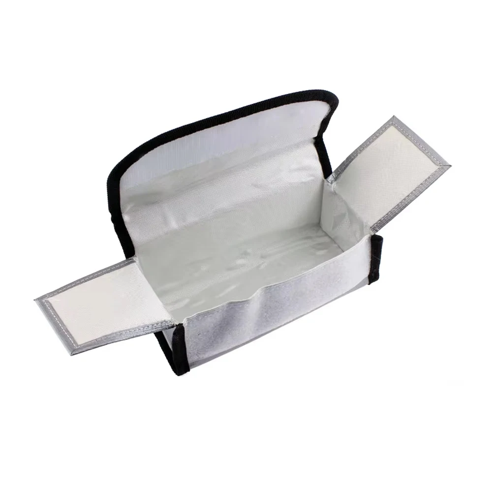 Batterie LiPo insérée dans le sac anti-explosion, câbles de charge visibles, protection sécurité modélisme