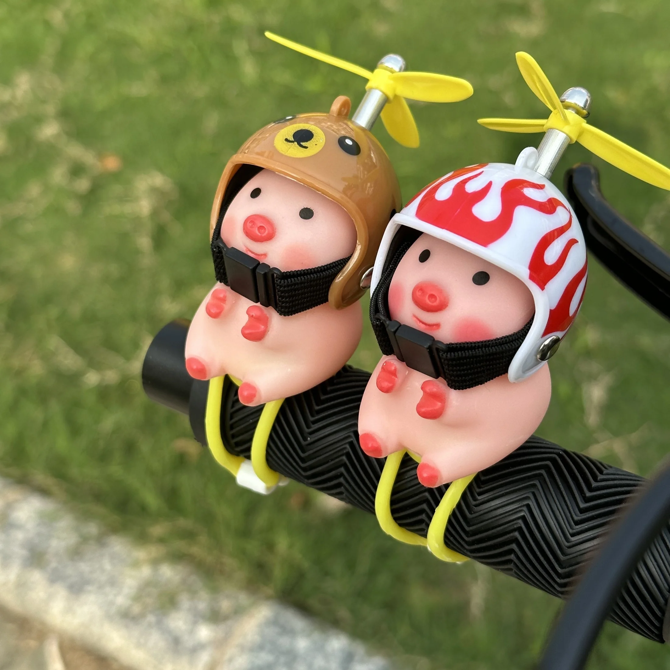 Cute Pig Helmet Handle Accessories, Street Motorcycle and Bicycle Decorations, Fashionable Pig Statues Wearing Helmets