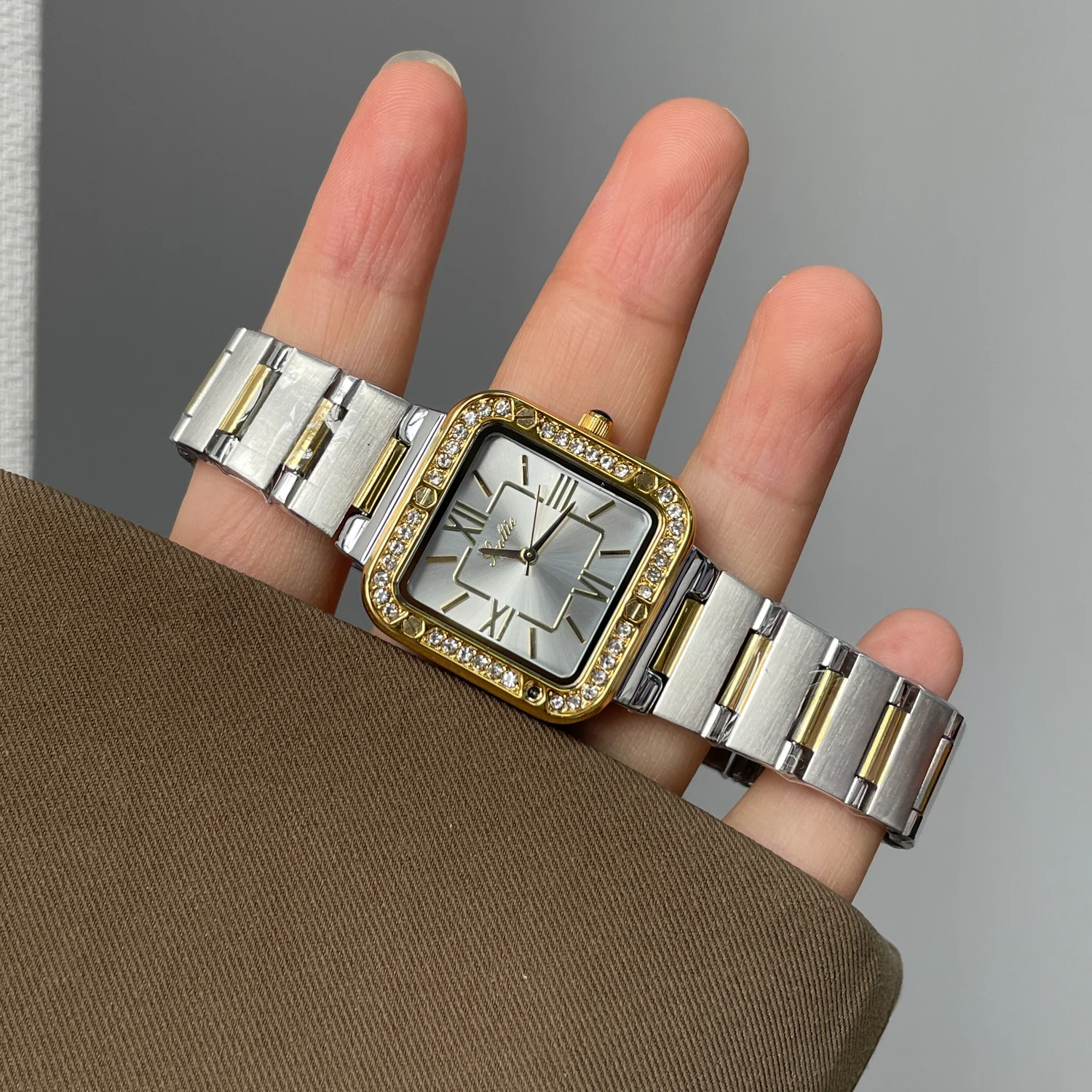 Elegant Women's Luxury Silver Quartz Watch - High-Quality Fashion Timepiece