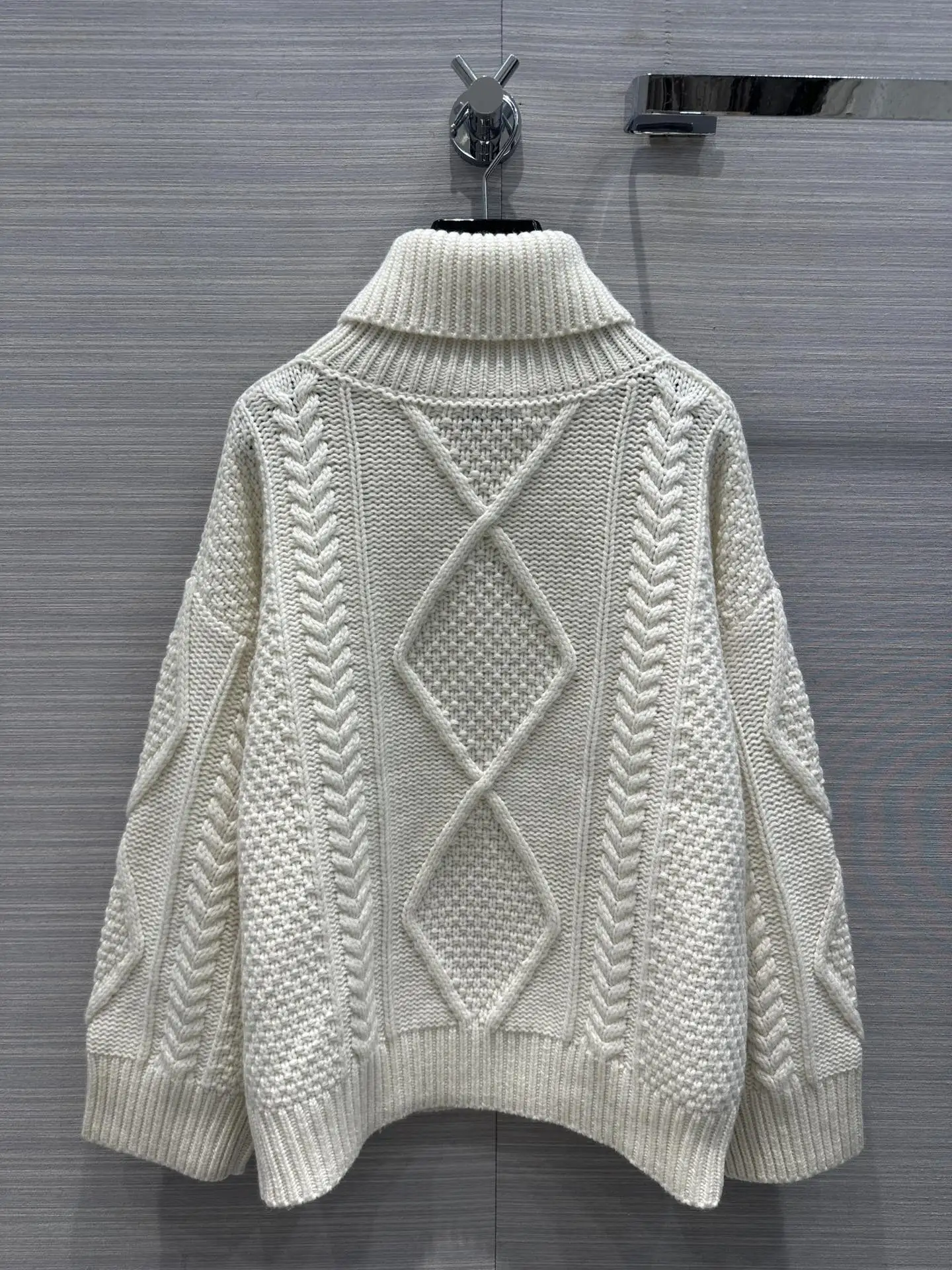 

High end handmade crochet craftsmanship 100% imported cashmere yarn texture cashmere sweater! High necked loose and retro style