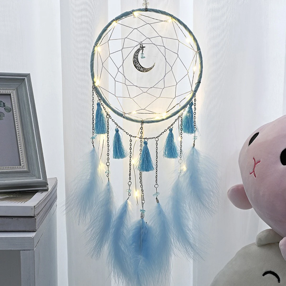 드림캐쳐 그물과 LED 펜던트가 있는 우아한 깃털 바람 종소리 - 그녀를 위한 창의적인 수제 선물