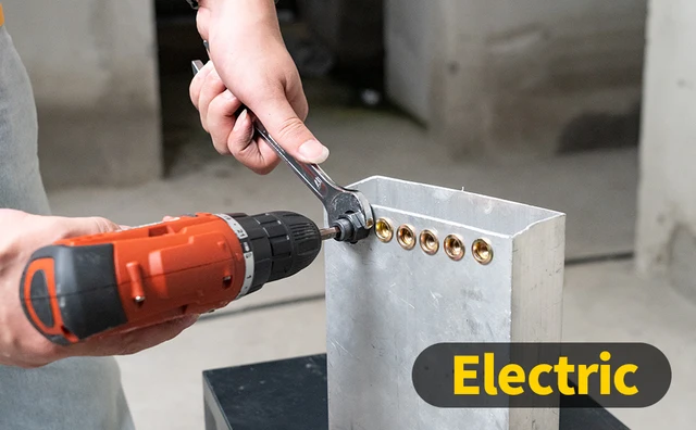 el trabajador masculino usa una pistola remachadora eléctrica. mano  sujetando remachado m 10304936 Foto de stock en Vecteezy