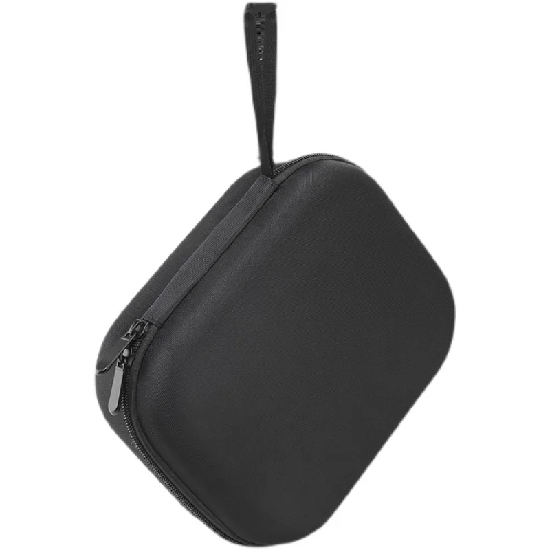 Sac de protection pour télécommande TBS TANGO II posé sur une table, détail de la fermeture éclair et du logo TBS.