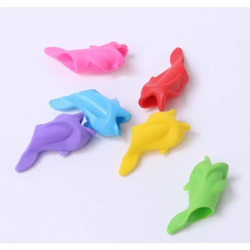 4PCS 학생 쓰기 그립 교정기 어린이 젤 펜 그립 마법의 도구 작은 물고기 실리콘 펜 슬리브 무작위 색상