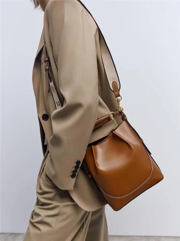 

2024 New Niche Designer Luxury Retro Wide Shoulder Strap Drawstring Bucket Bag Exquisite Versatile Handbag High-end Shoulder Bag