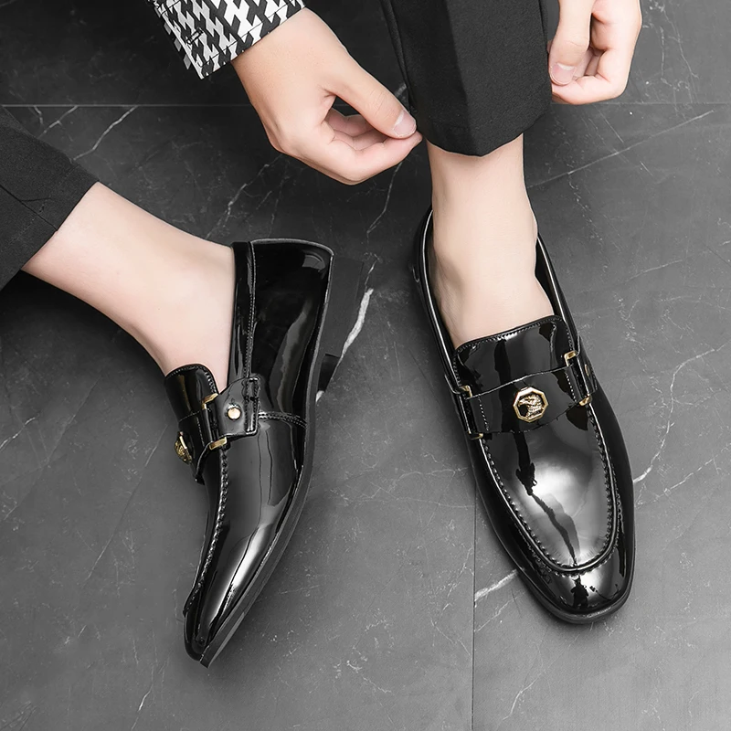 New Fashion Black Glossy Patent Leather Brogues Shoes For Men Loafers Wedding Dress Prom Formal Footwear Zapatos Hombre