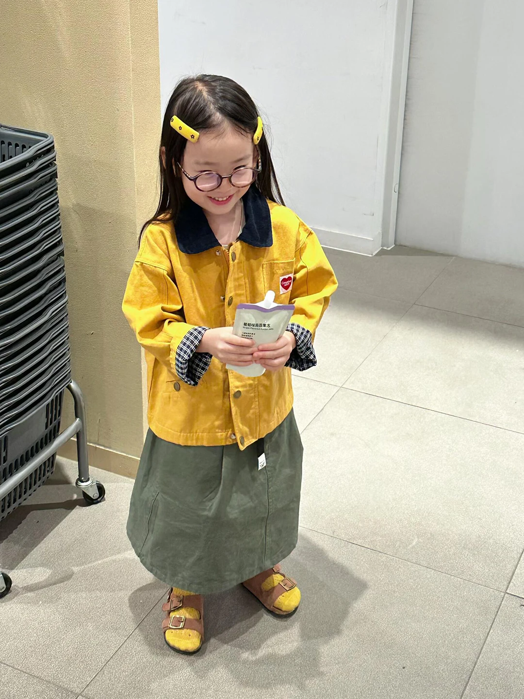 세련된 노란색 여아용 봄 시즌 재킷, 폴리에스터 섬유 옷, 튼튼하고 방풍 기능이 있는 단추형 여밈