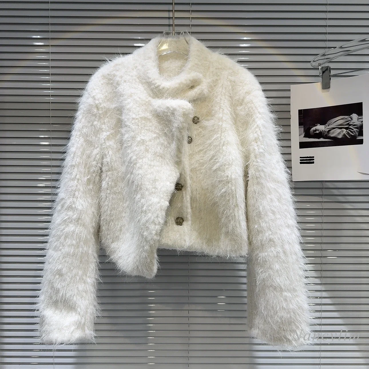 

2023 Winter New Classic Style Beveled Metal Buckle Design Plush Elegant Socialite Short Coat for Women White Coats