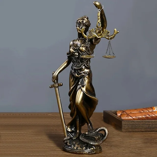 Lady Justice Statue – Vintage Resin Desk Decor 1