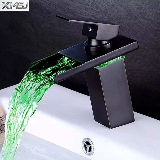 ก๊อกน้ำอ่างล้างหน้าแบบน้ำตก LED สีทองขัดเงา เปลี่ยนสีตามอุณหภูมิ ก๊อกผสมน้ำร้อนน้ำเย็นทองเหลืองสำหรับห้องน้ำ 1