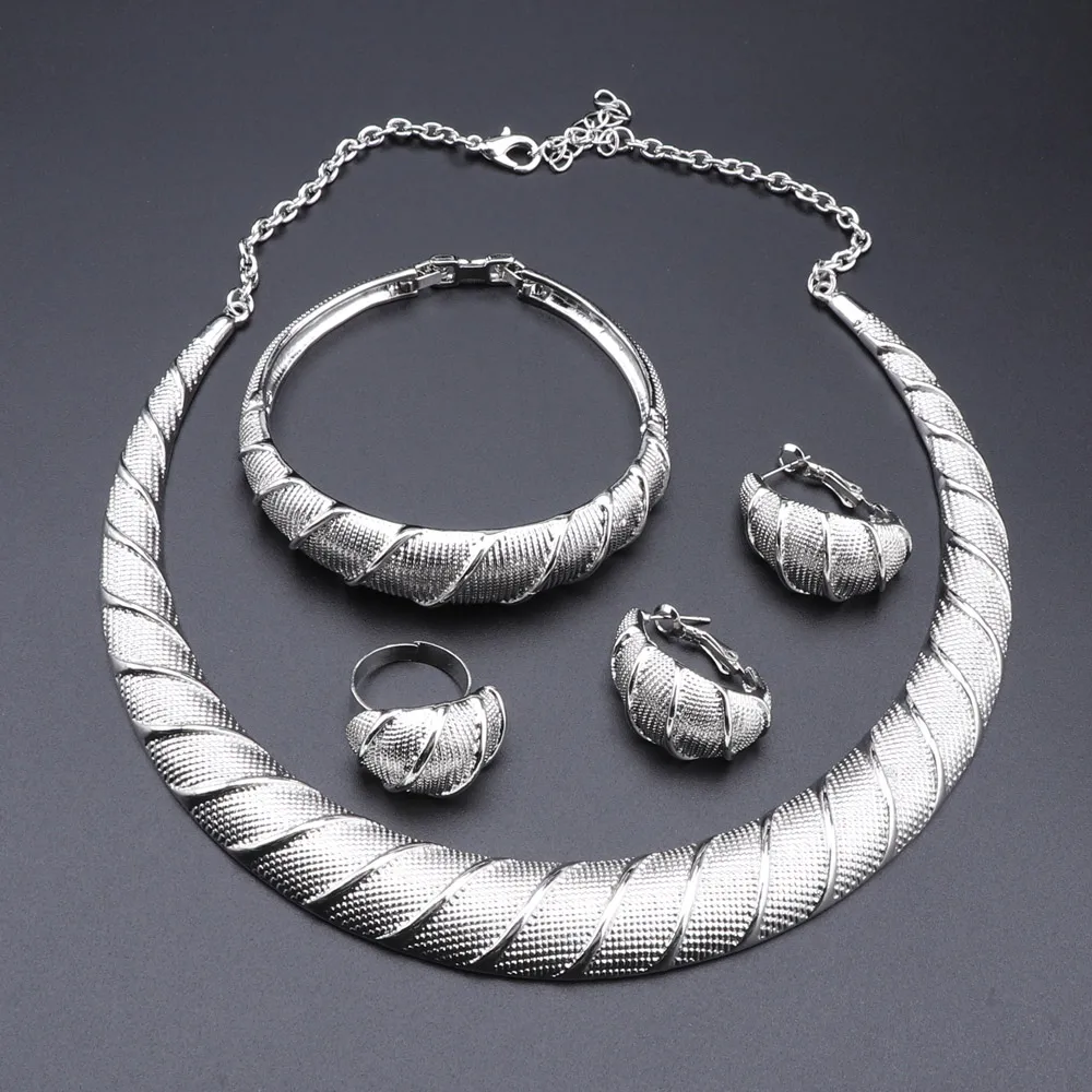 

Женское Свадебное колье в нигерийском стиле