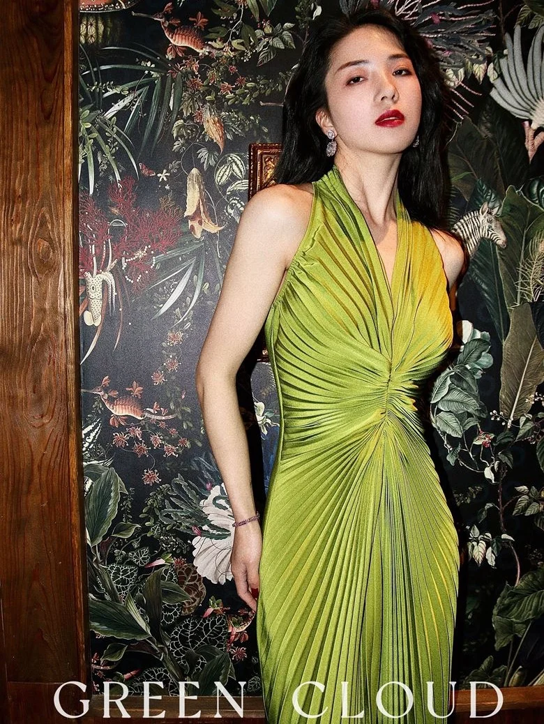 

Flowing Gold Age Romantic and Elegant Design Sense 100 Pleats Red Hanging Neck Dress with Split